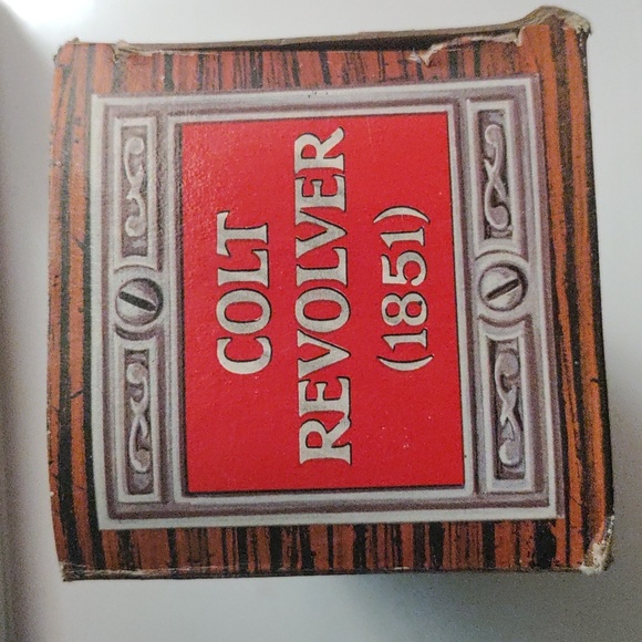 AVON Colt Revolver 1851 Wild Country Aftershave Decanter Empty w/ Original Box!! - Picture 2 of 3
